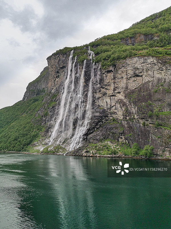 七姐妹瀑布倒影图片素材