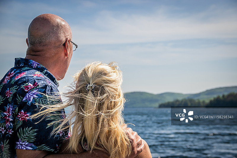眺望湖面的年长夫妇图片素材