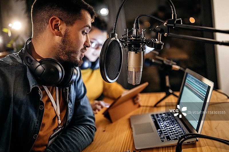 我的首次电台经历图片素材