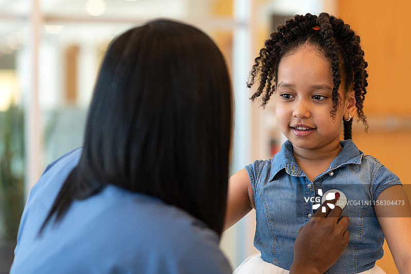 小女孩在例行体检中检查心脏图片素材