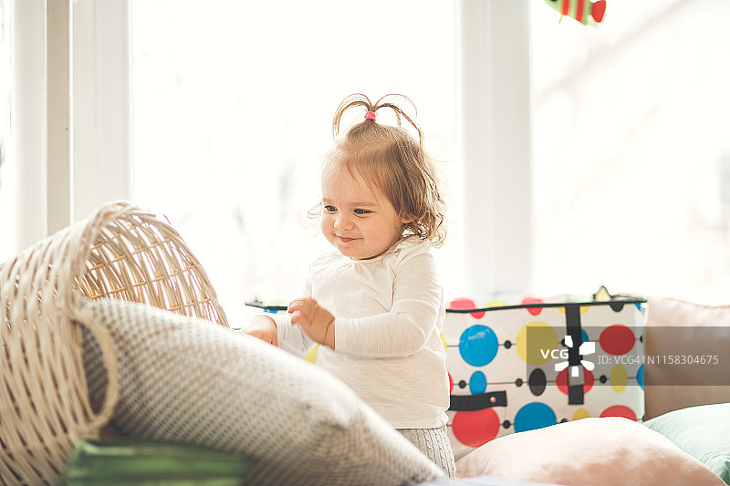 快乐的女婴在玩耍图片素材
