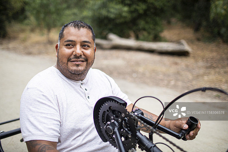 中年西班牙裔男子骑手摇车图片素材