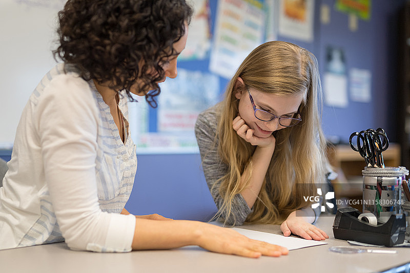 小学老师辅导学生学习图片素材