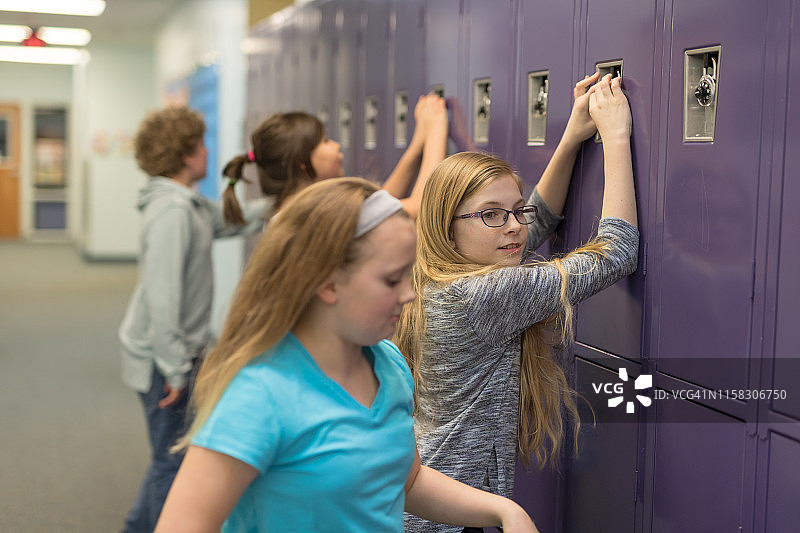 小学校园走廊图片素材