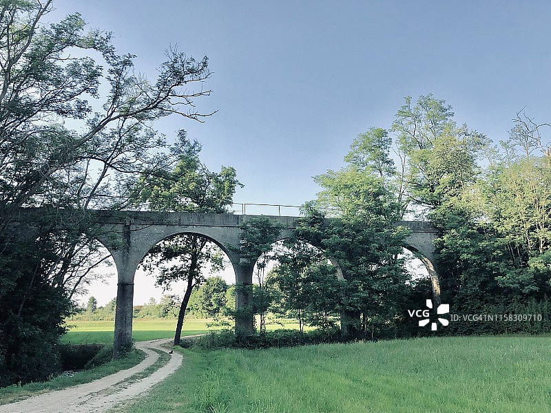 意大利诺瓦拉波河平原的拱桥图片素材