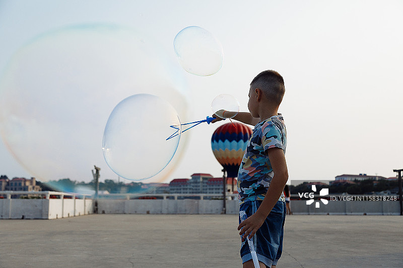 吹泡泡的小男孩图片素材