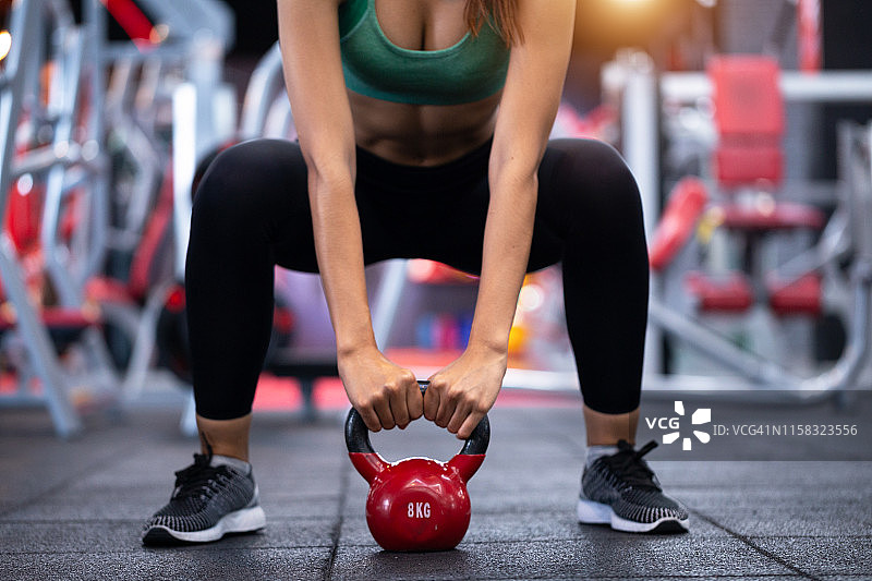 穿着运动服的女人一字排开，举着哑铃锻炼图片素材