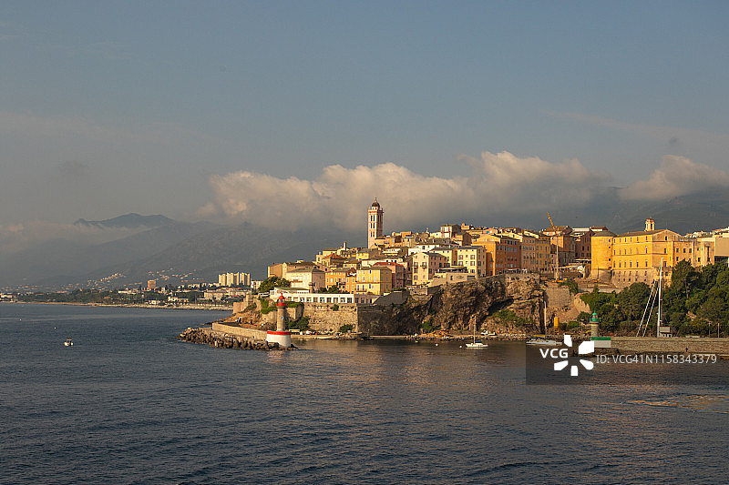 从科西嘉岛港口看到的巴斯蒂亚图片素材