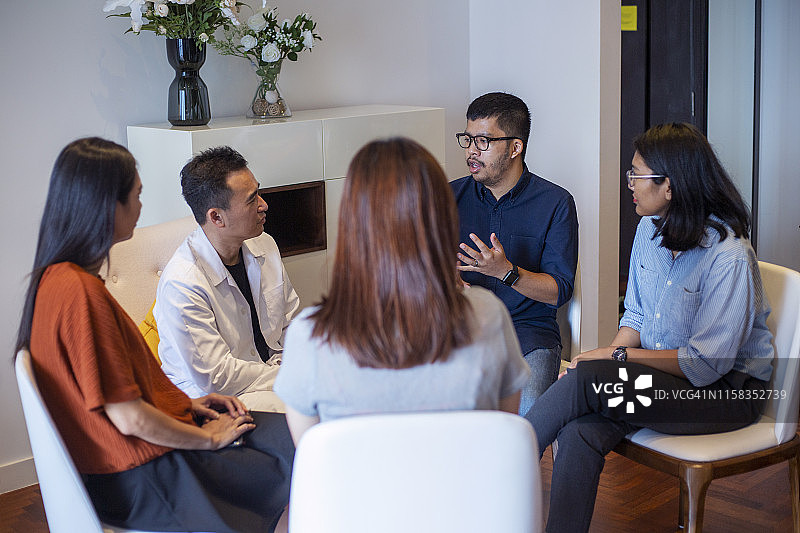 成年人在支持小组中讨论图片素材
