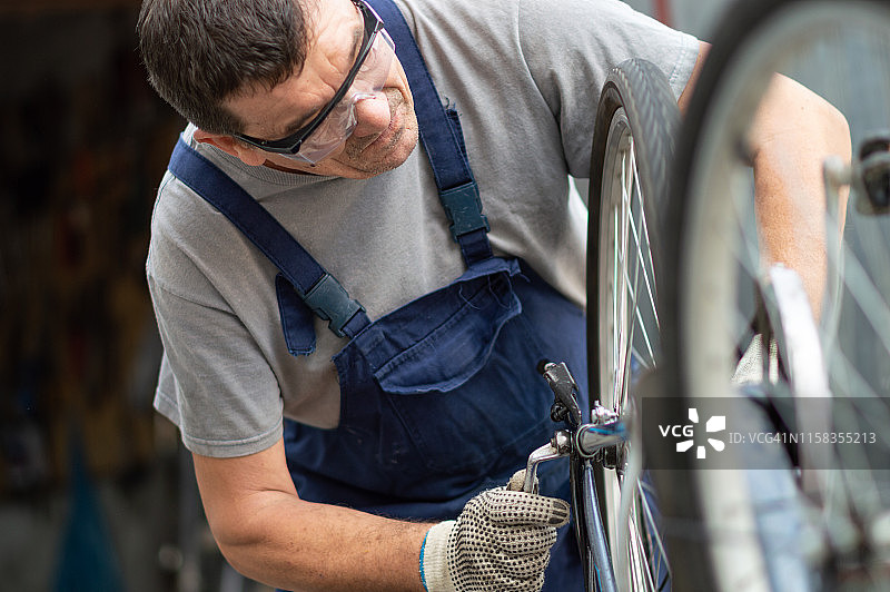 爱好：机械师修理自行车图片素材