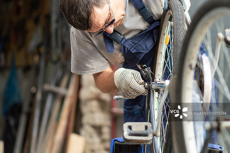 爱好：机械师修理自行车图片素材