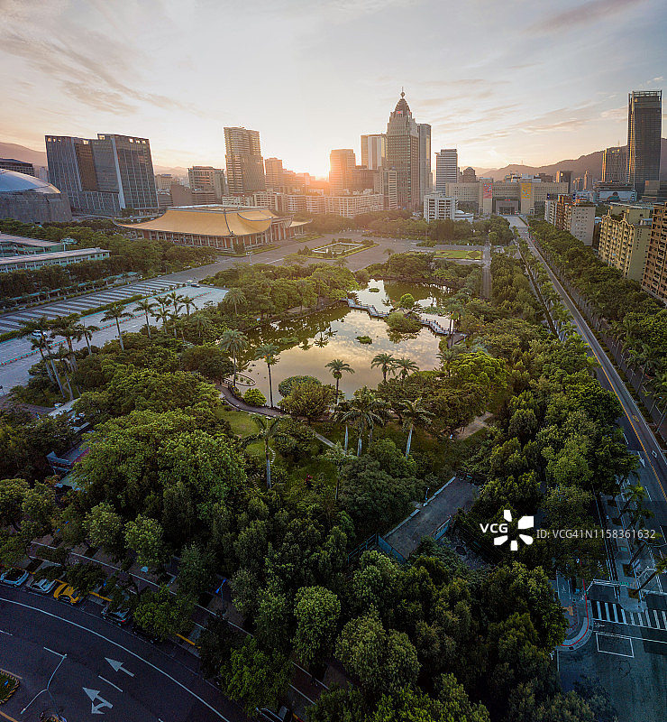 无人机航拍中国台湾台北城市公园清晨景色图片素材