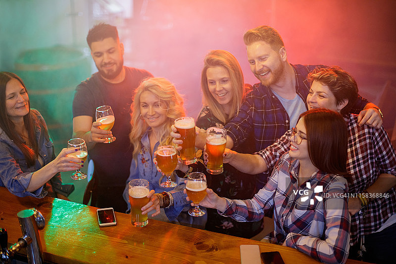 酒吧里的朋友们图片素材