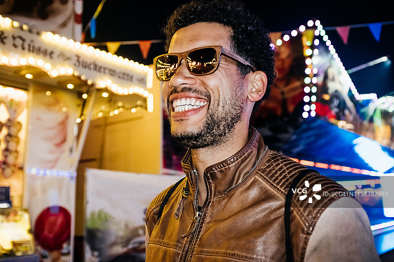 在游乐场微笑的男人图片素材