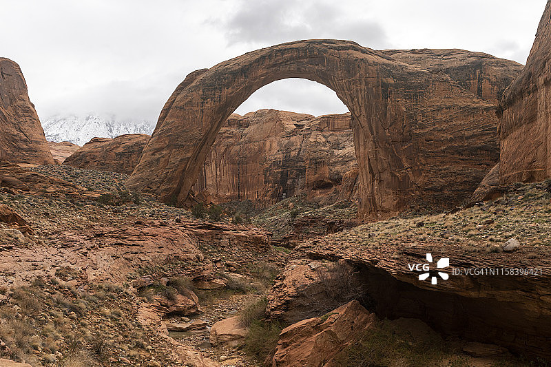多云午后，天然石拱门俯瞰峡谷图片素材