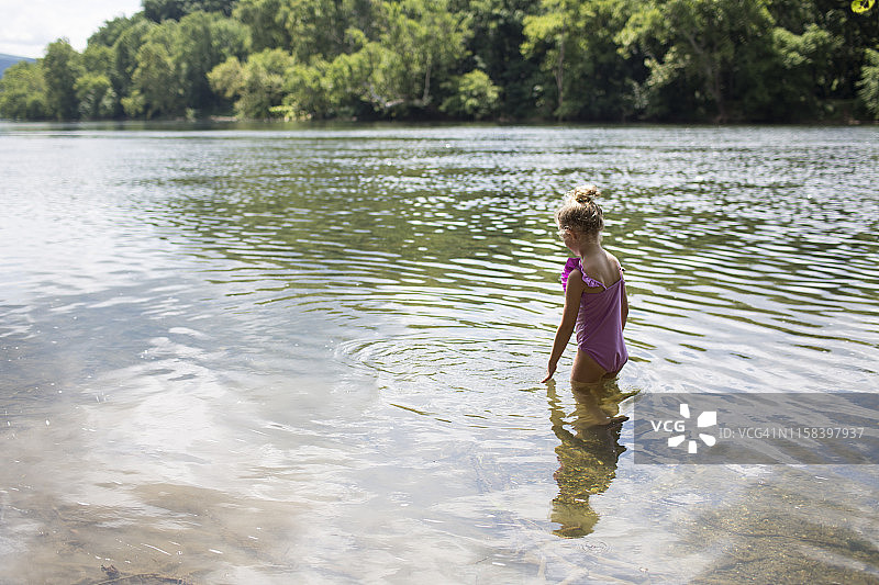 小女孩走向湖边的背影图片素材
