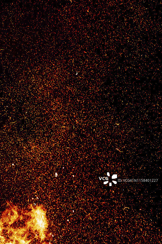 夏季篝火特写。仲夏节。夏至庆祝活动。图片素材