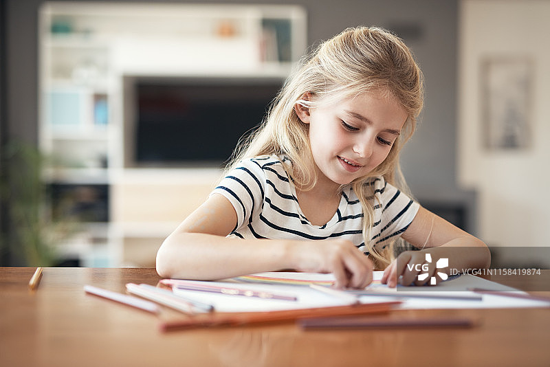 她喜欢画画图片素材