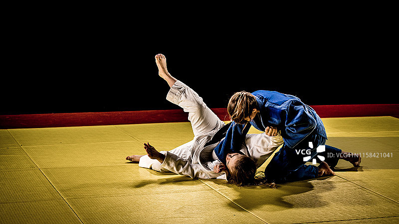 地面柔道训练图片素材