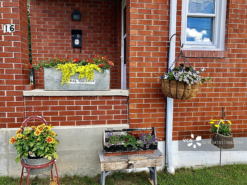 砖砌住宅的投票箱家居装饰和入口图片素材