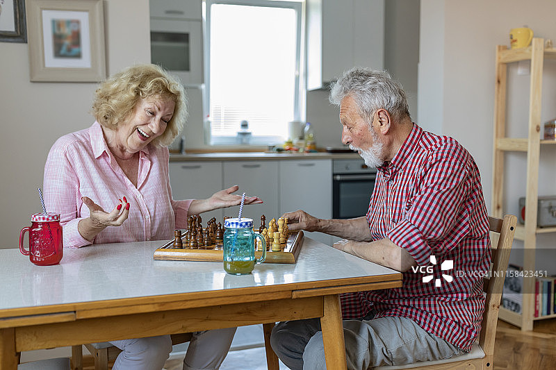 老年夫妇在家下棋图片素材