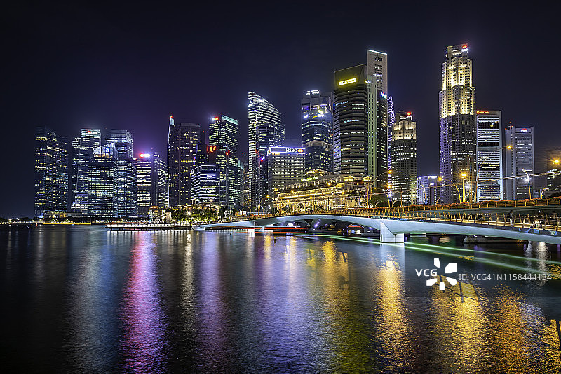 新加坡摩天大楼和鱼尾狮公园夜景图片素材