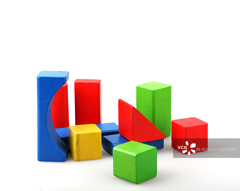 儿童玩耍的木制积木图片素材