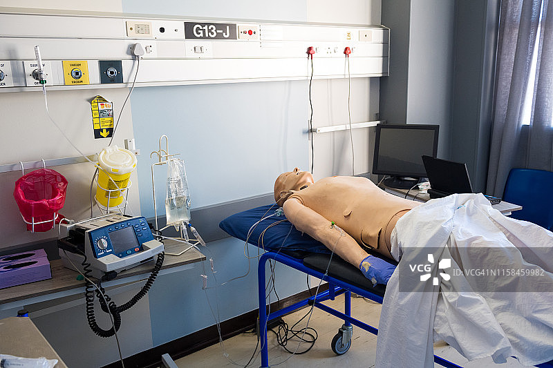 病房里医院病床上的人体模型图片素材