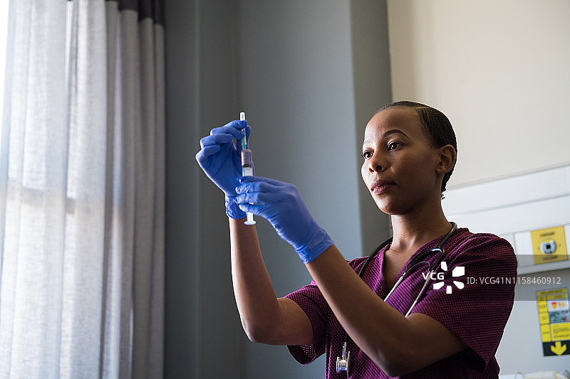 自信的女护士在病房里拿着注射器图片素材