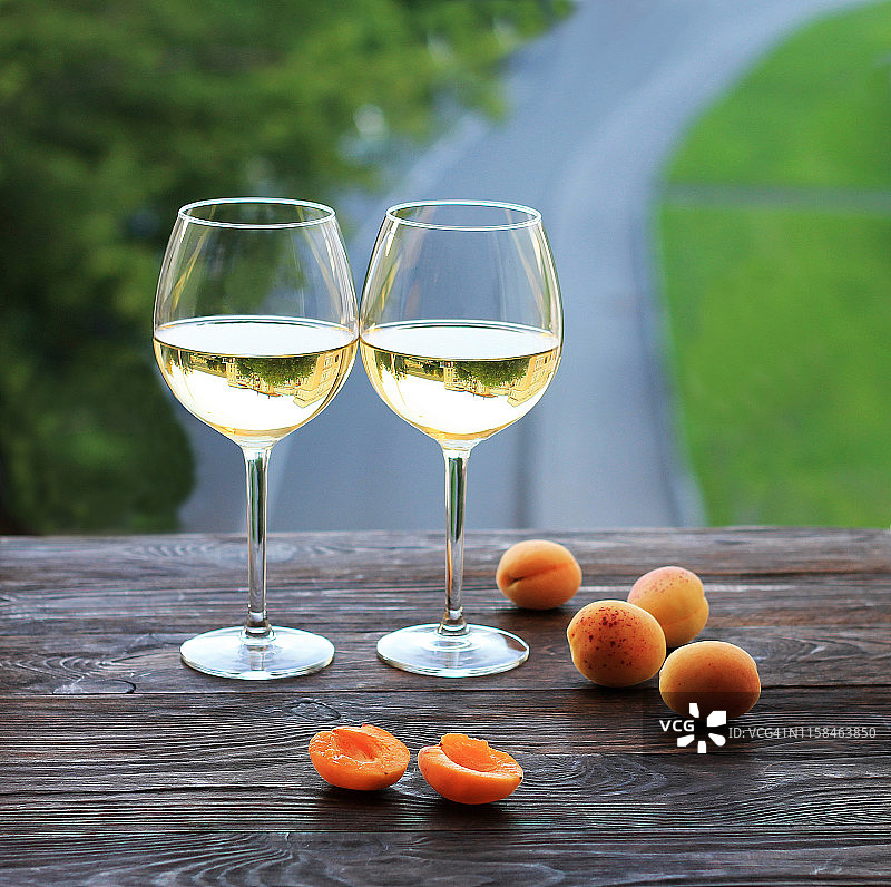 杏子和两杯白葡萄酒图片素材