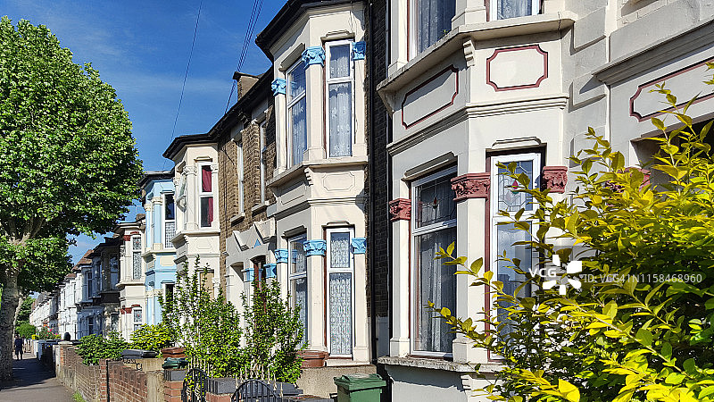 英国伦敦斯特拉特福地区的维多利亚时代联排住宅图片素材