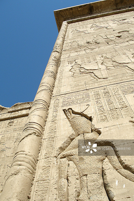 埃及丹德拉哈托尔神庙外墙上的象形文字图片素材