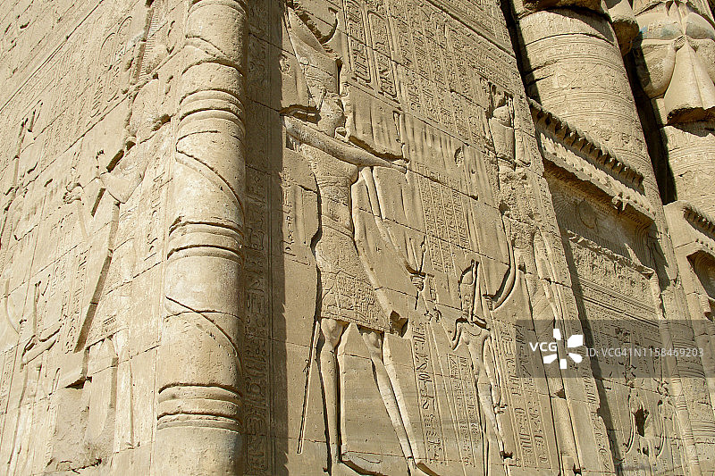 埃及丹德拉哈托尔神庙外墙上的象形文字图片素材