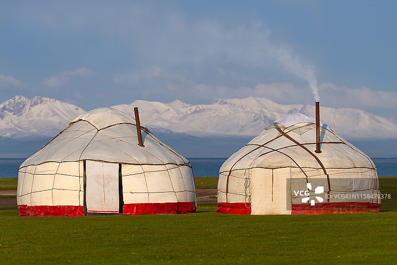 吉尔吉斯斯坦宋科尔湖的游牧帐篷（蒙古包）图片素材