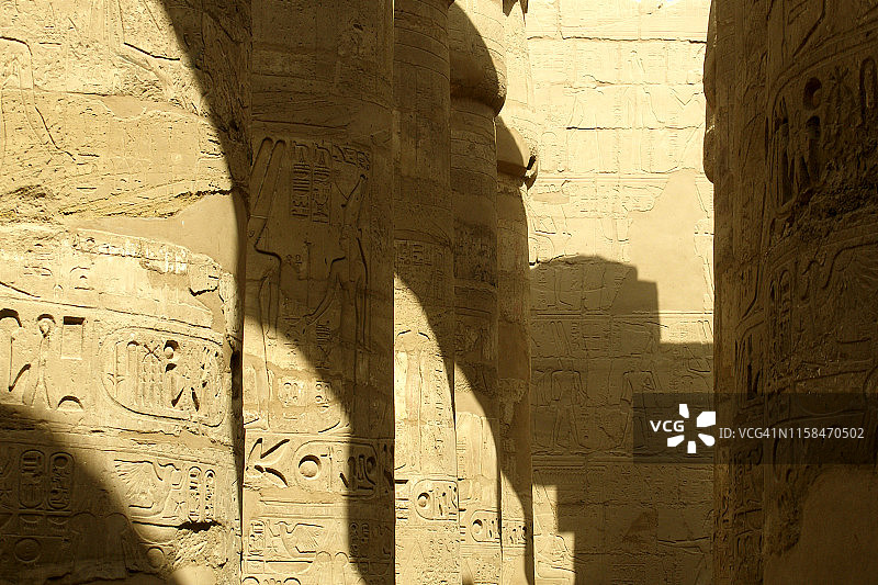 卢克索卡纳克神庙大柱厅的巨大柱子图片素材