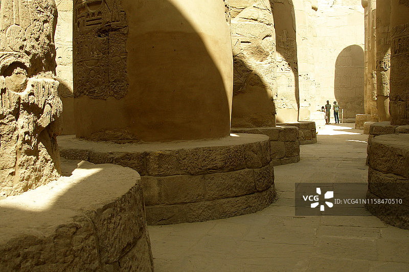 卢克索卡纳克神庙大柱厅的巨大柱子图片素材