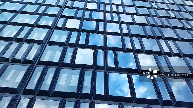 意大利米兰新门区一栋名为“The Corner”的综合用途建筑的现代玻璃幕墙图片素材