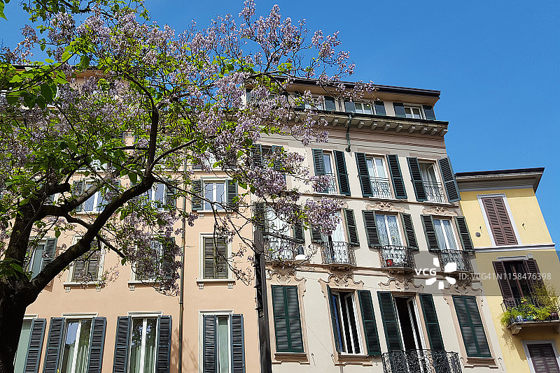 仰视视角：意大利米兰布雷拉区传统住宅建筑图片素材