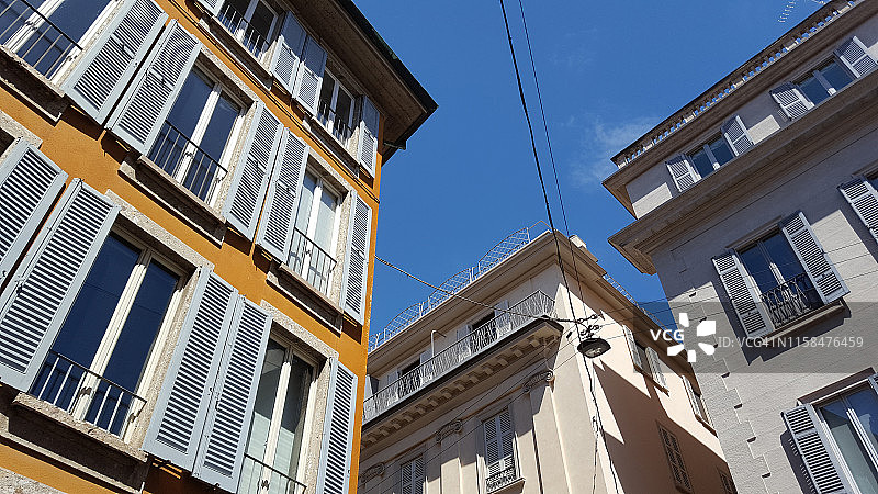 仰视视角：意大利米兰布雷拉区传统住宅建筑图片素材