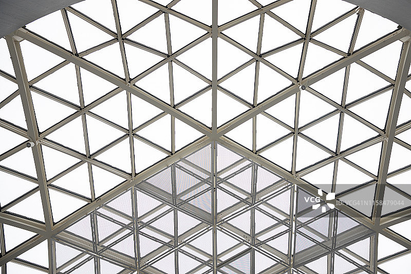 现代建筑玻璃三角窗或屋顶建筑穹顶图片素材