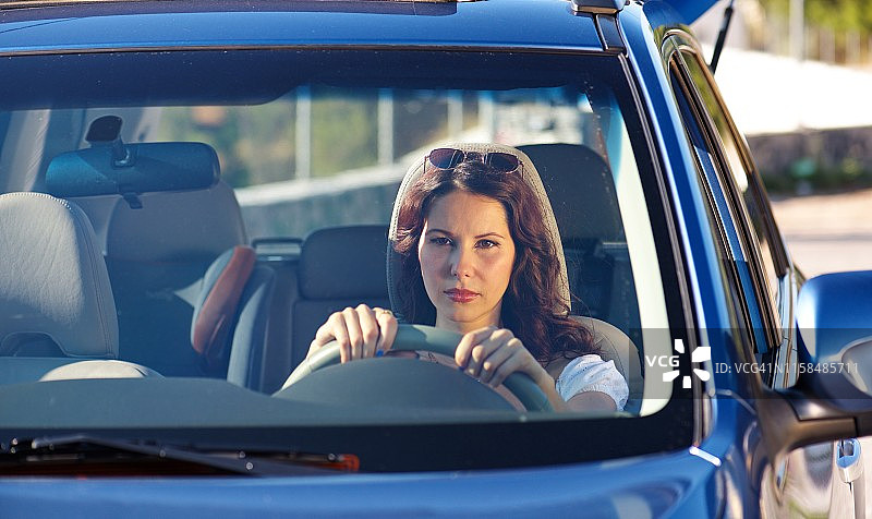 坐在车里的年轻女子图片素材