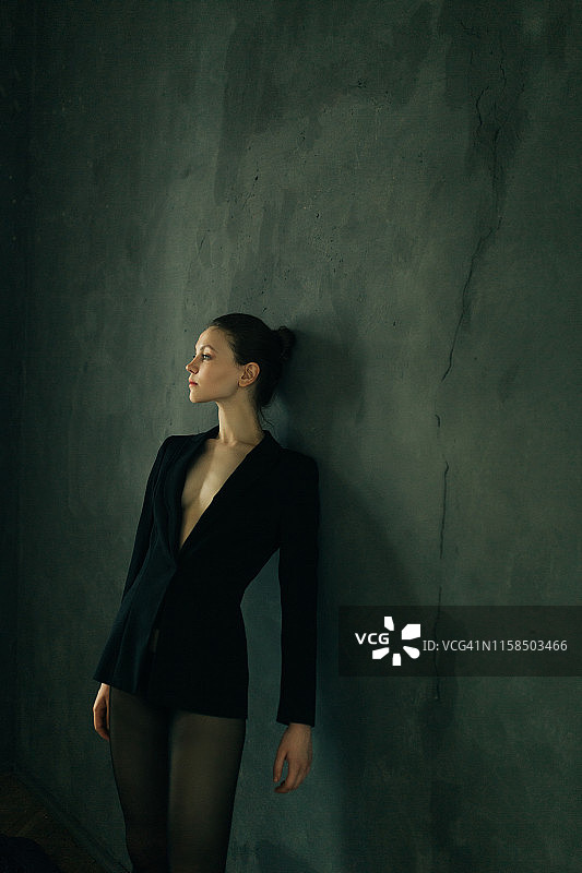 年轻沉思的女人侧面图片素材