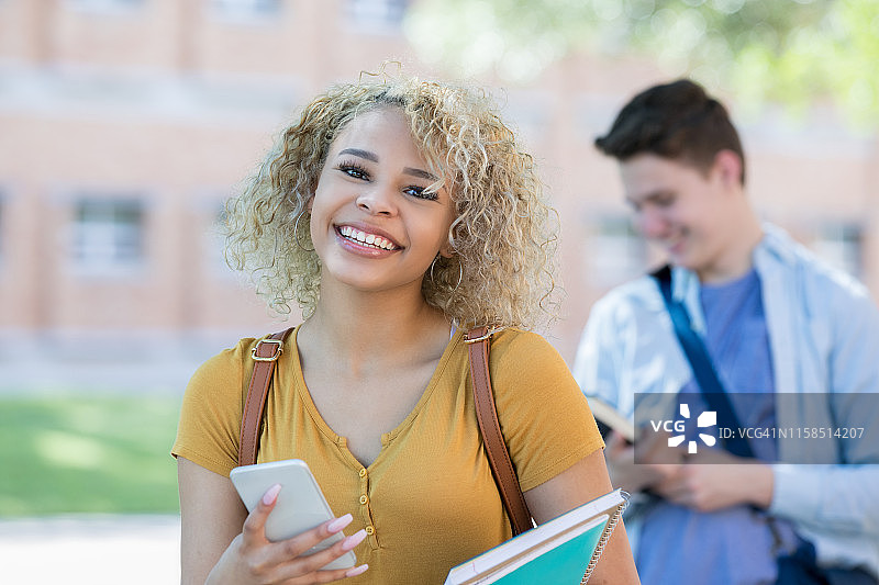 在大学校园用智能手机查看课程表的少女图片素材