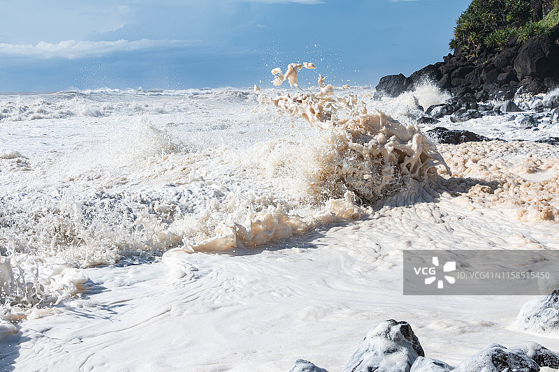 波涛汹涌的海浪拍打着岩石图片素材