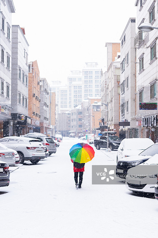 彩虹色雪花和雨伞图片素材