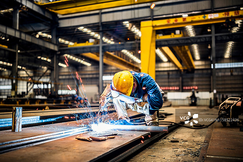焊工在工厂工作图片素材