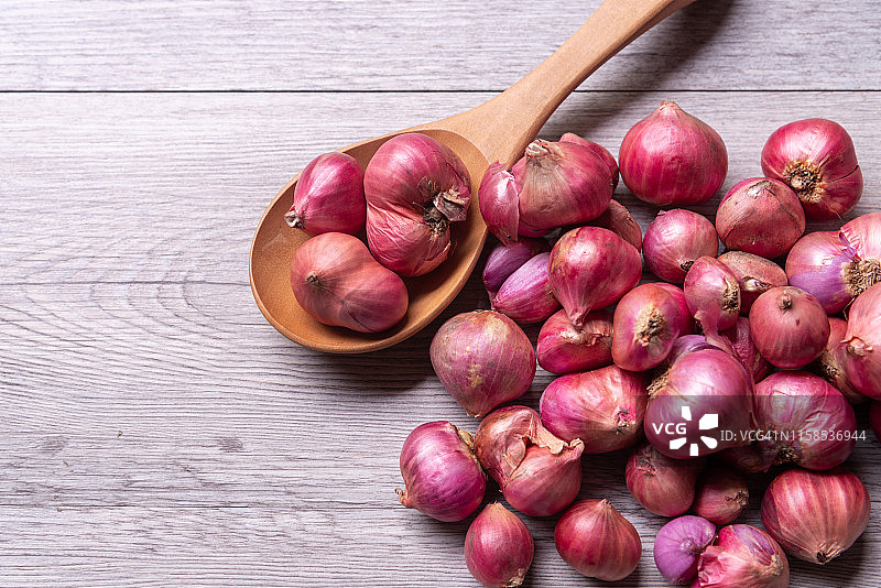 红色洋葱，木勺中的葱图片素材