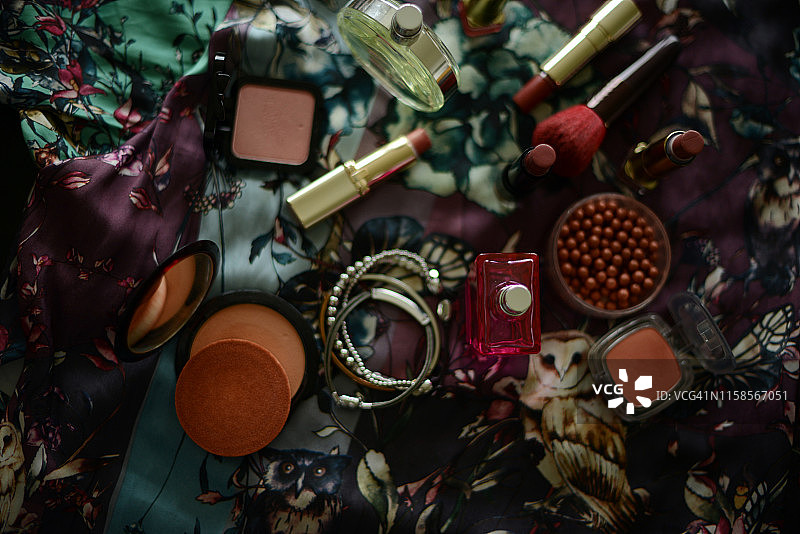 彩色背景上的化妆品展示图片素材