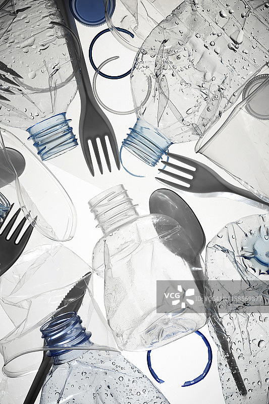 使用过的水瓶和塑料餐具图片素材