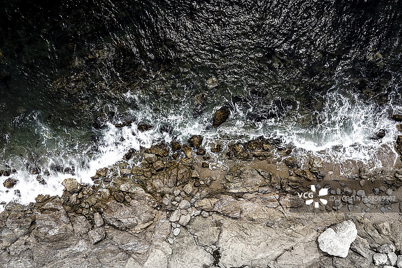 日本岩石海岸海浪航拍图片素材